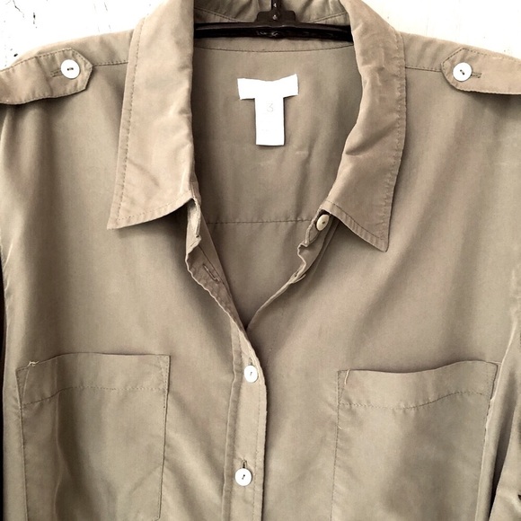 Chico’s khaki/olive long-sleeve blouse with patch pockets on front & epaulettes - Picture 4 of 15
